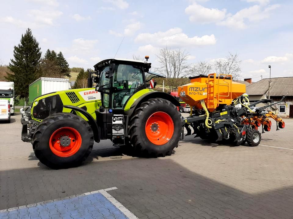 Siewnik MZURI wraz z ciągnikiem CLAAS AXION 850.