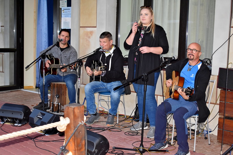 Koncert zespołu "Kapela z przypadku" na imprezie rolniczej firmy Agromasz Serwis.