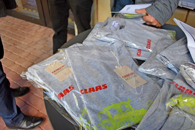 Koszulki promocyjne firmy Agromasz i Claas dla klientów.