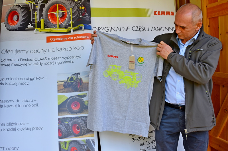 Koszulki promocyjne firmy Agromasz i Claas dla klientów.