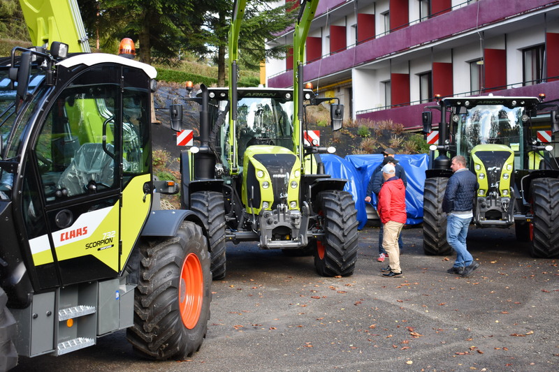 Prezentacja maszyn CLAAS przed budynkiem uzdrowiska DEDAL.